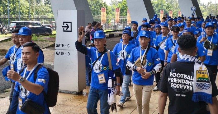 Ribuan Bobotoh memenuhi Stadion Gelora Bandung Lautan Api (GBLA) dengan atribut serba biru menjelang laga Persib vs Bali United, menciptakan atmosfer meriah dan penuh semangat di tribun stadion.