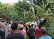 Tak Kuat Nanjak, Bus Rombongan Kondangan Terperosok ke Parit di Batang