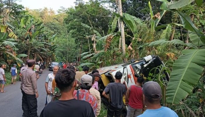 Tak Kuat Nanjak, Bus Rombongan Kondangan Terperosok ke Parit di Batang