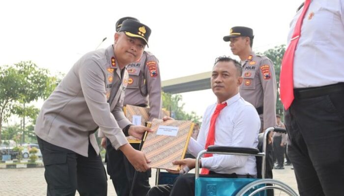 Meski Lutut Pecah, Bripka Rofiq Tetap Lindungi Warga dan Diganjar Penghargaan