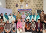 Sosialisasi Digitalisasi UMKM “PEDAS” Tingkatkan Daya Saing Keripik Pare di Desa Sindangmukti