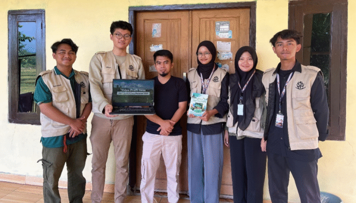 Mahasiswa KKN UNSIKA Serahkan Video dan Buku Profil Desa Medalsari kepada Pemerintah Desa